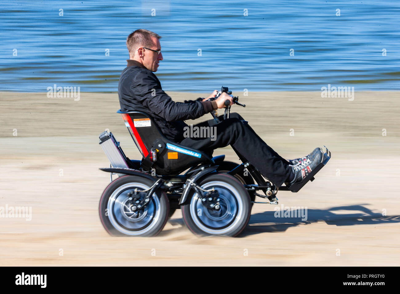 Huede, Niedersachsen. 27 Sep, 2018. Thorsten Sander sitzt auf dem  elektrischen Rollstuhl 'Zoom' und fährt entlang der Strand vor der Dümmer  See (mit längeren Belichtungszeit). Off-road in einem All-terrain  elektrischen Rollstuhl über