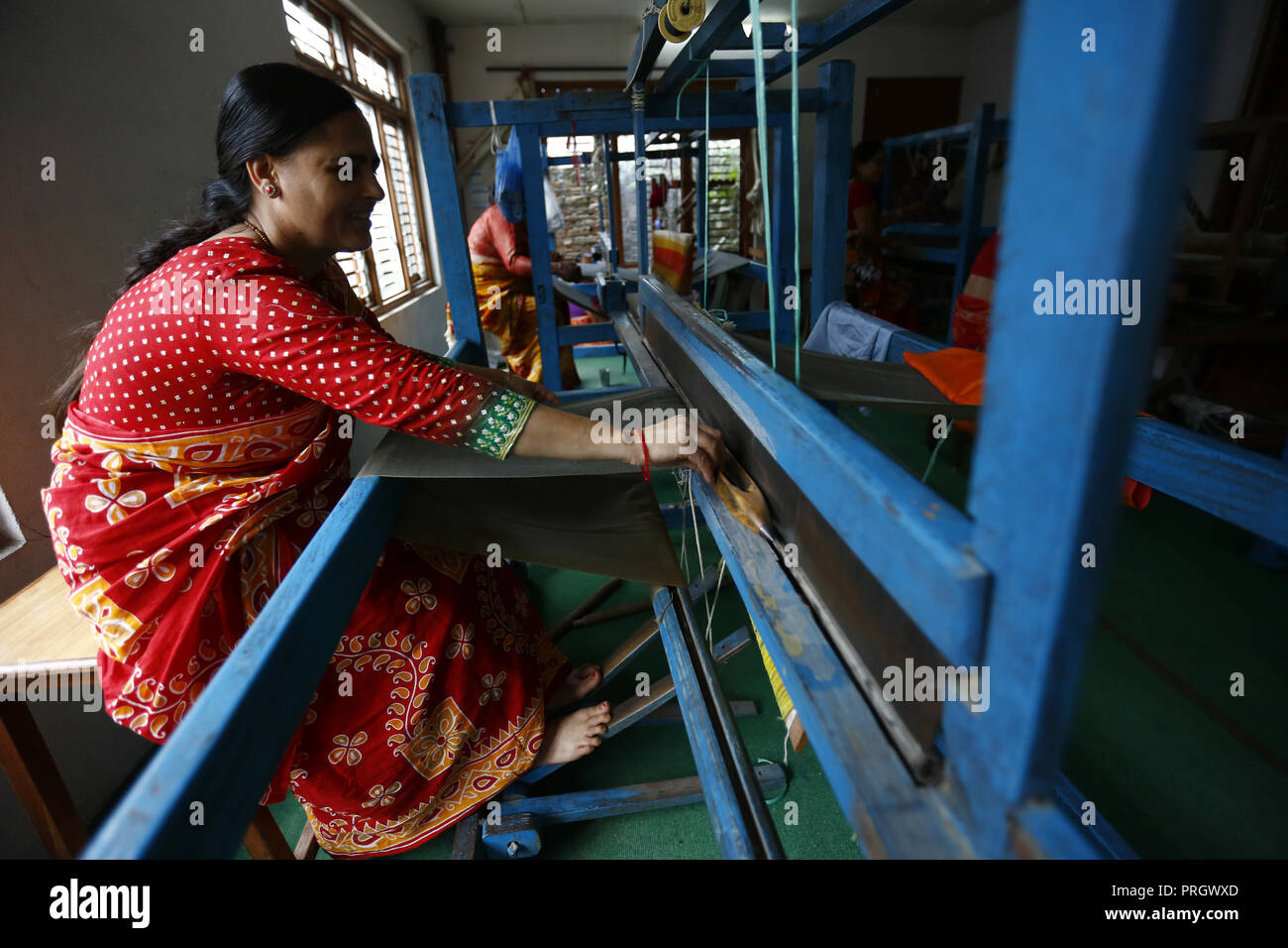Kathmandu, Nepal. 2. Okt, 2018. Nepalesische Frauen, die Opfer von Gewalt, Missbrauch und Armut arbeiten an einer textilproduktion Zentrum in Kathmandu. Die Produktion von Women's Foundation Nepal ist in Boudha der Hauptstadt mit mehr als 70 Frauen im Alter über 45, die Arbeit, Schals, Textilien und Halsketten produzieren. Diese Frauen sind Herstellung und Lieferung um insgesamt 10-12 kg Materialien pro Tag. Ihre grundlegenden Einkommen pro Monat liegt zwischen $ 60 bis 70. Die Handwerkskunst sind in der Mitte in einem lokalen Preis verkauft und hauptsächlich nach Europa, USA und Kanada exportiert. Das Geld vom Stockfoto