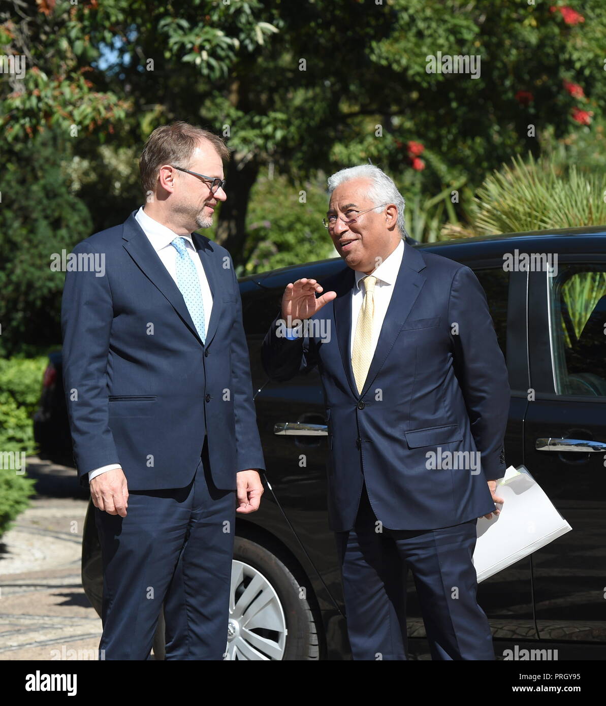 (181003) - Lissabon, Oktober 3, 2018 (Xinhua) - der portugiesische Premierminister Antonio Costa (R) trifft sich mit Besuch der finnische Ministerpräsident Juha Sipila in Lissabon, der Hauptstadt Portugals, Oktober 2, 2018. Costa sagte, hier Dienstag, Portugal und Finnland auf die Migrationspolitik und die Gemeinsame Agrarpolitik (GAP) Prioritäten einverstanden, aber Links implizite Unterschiede über den Finanzrahmen und die Reform des Euro. (Xinhua / Zhang Liyun) Stockfoto