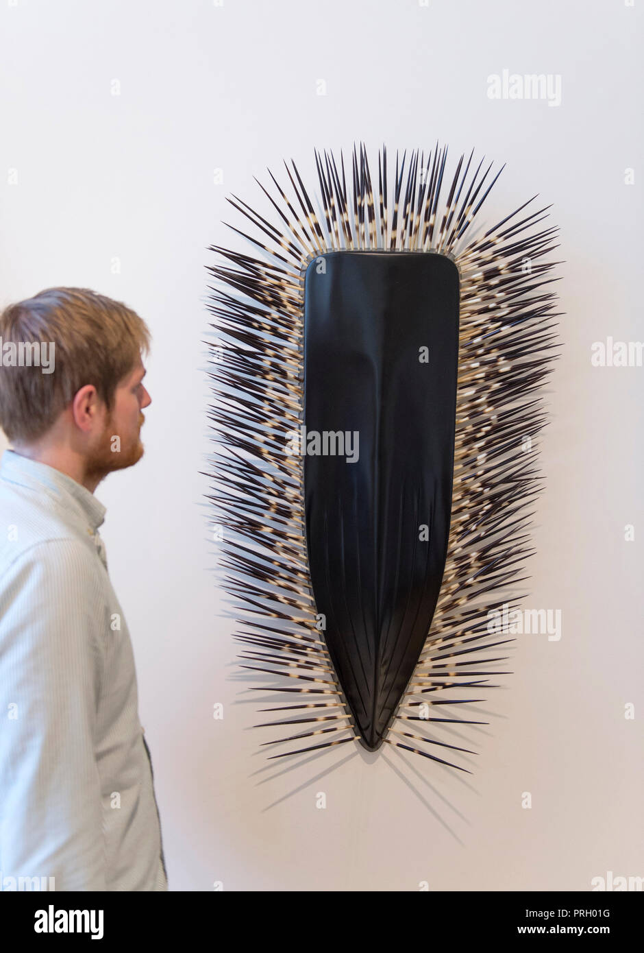 Somerset House, London, Großbritannien. 3. Oktober, 2018. 1/54 Zeitgenössische Afrikanische Kunst Messe öffnet 4. bis 7. Oktober 2018. Bild: Arbeit von LR Vandy, 'Rumpf' Skulptur mit Porcupine quills, Oktober Galerie stehen. Credit: Malcolm Park/Alamy Leben Nachrichten. Stockfoto