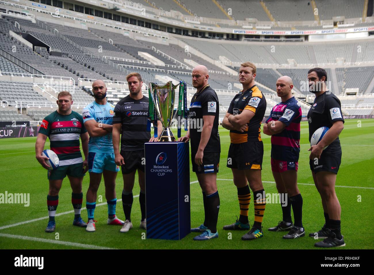 Newcastle upon Tyne, England, 3. Oktober 2018. Gallagher Premiership Spieler, Tom Youngs, Olly Woodburn, wird Welch, Matt Garvey, Joe Launchbury, Willi Heinz und Juan Figallo mit der Trophäe bei der Einführung der 2018/2019 Heineken Champions Cup im St James Park, Newcastle. Credit: Colin Edwards/Alamy Leben Nachrichten. Stockfoto