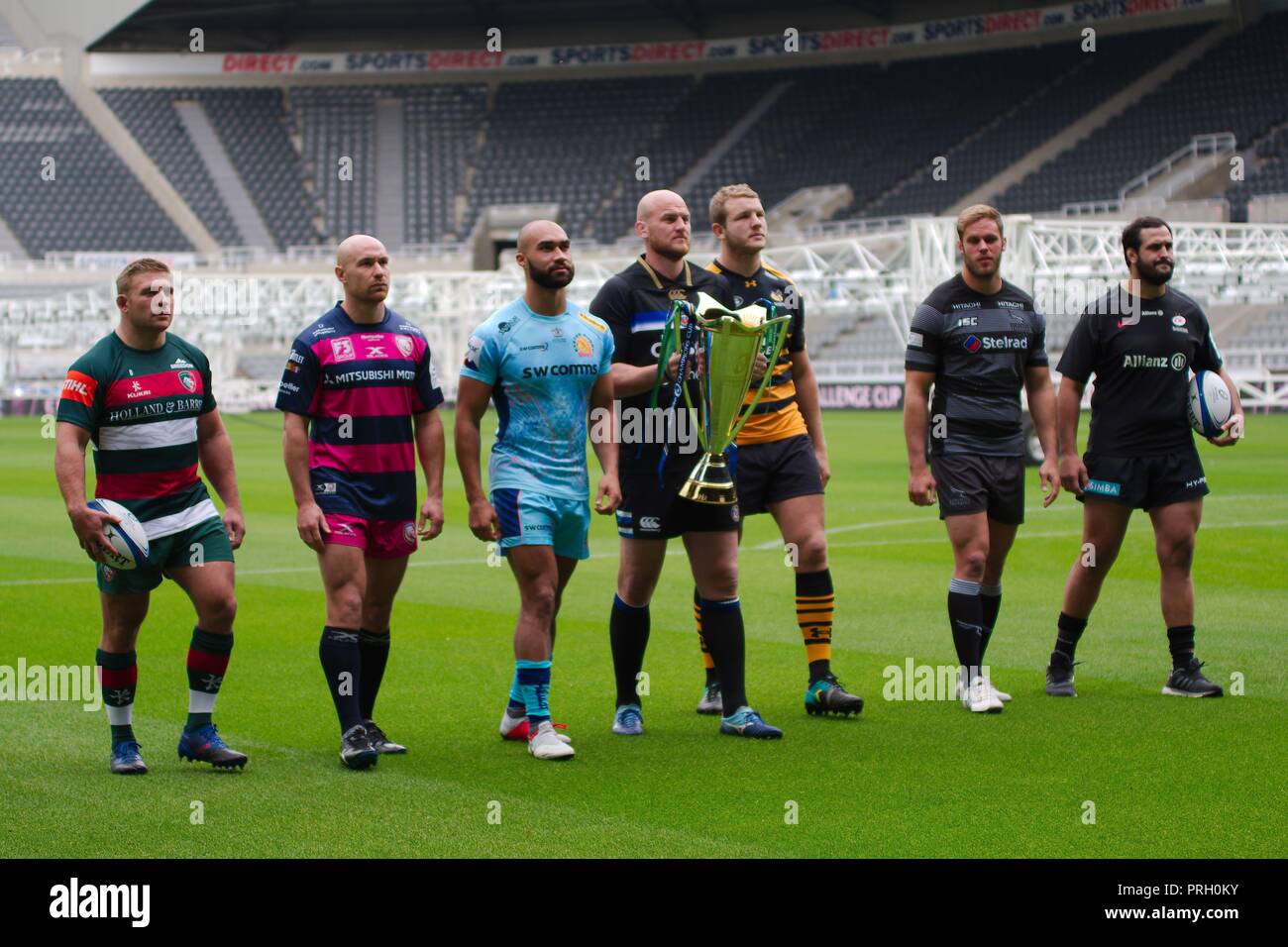 Newcastle upon Tyne, England, 3. Oktober 2018. Gallagher Premiership Spieler, Tom Youngs, Olly Woodburn, wird Welch, Matt Garvey, Joe Launchbury, Willi Heinz und Juan Figallo mit der Trophäe bei der Einführung der 2018/2019 Heineken Champions Cup im St James Park, Newcastle. Credit: Colin Edwards/Alamy Leben Nachrichten. Stockfoto