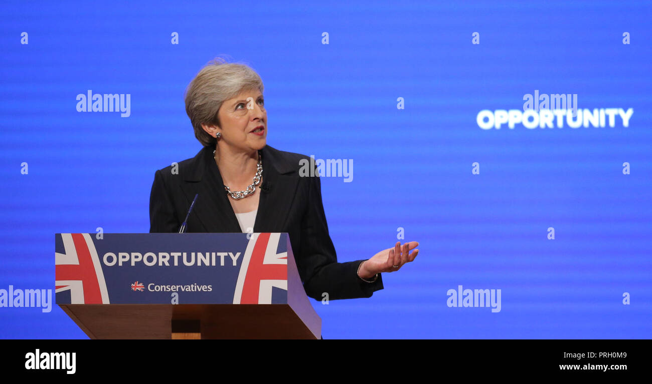 Birmingham, Großbritannien. 3. Okt 2018. Theresa May Mp Premierminister und Führer der Konservativen Partei Parteitag der Konservativen Partei 2018 Die Icc, Birmingham, England, 03. Oktober 2018 befasst sich mit der konservativen Partei Konferenz 2018 Im Icc, Birmingham, England Credit: Allstar Bildarchiv/Alamy leben Nachrichten Stockfoto