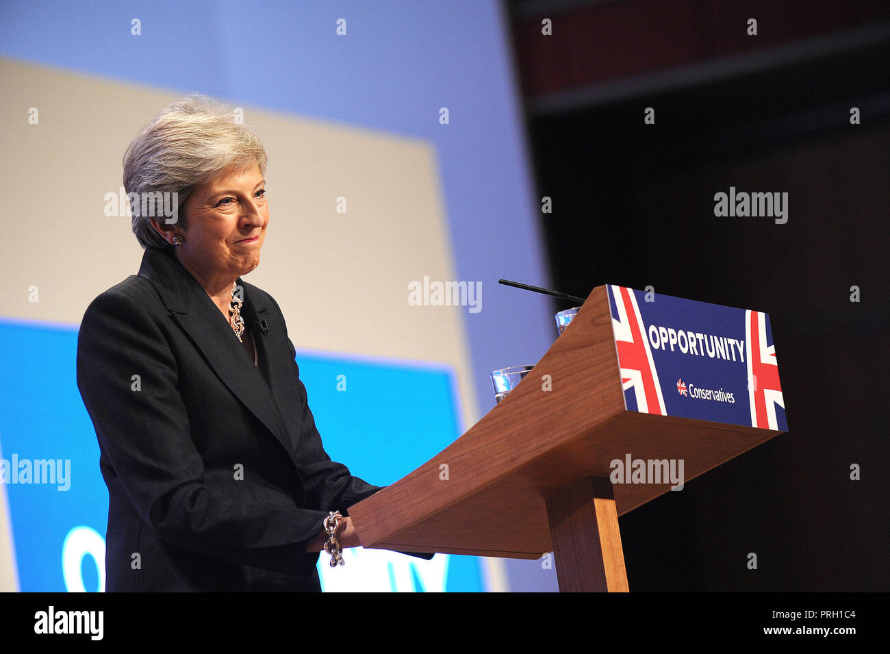 Birmingham, England. 3. Oktober, 2018. Theresa May MP, Premierminister und Führer der Konservativen Partei, ihre Rede zur Konferenz über die Schlusssitzung der vierte Tag der Konservativen Partei jährliche Konferenz im ICC. Kevin Hayes/Alamy Live News Credit: Kevin Hayes/Alamy leben Nachrichten Stockfoto