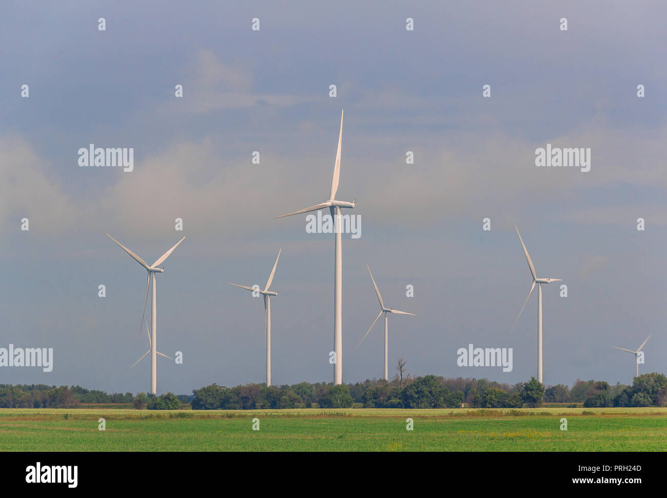 Windenergieanlagen gegen bewölkter Himmel, industrielle Landschaft, Erneuerbare Energie, Umwelt Stockfoto