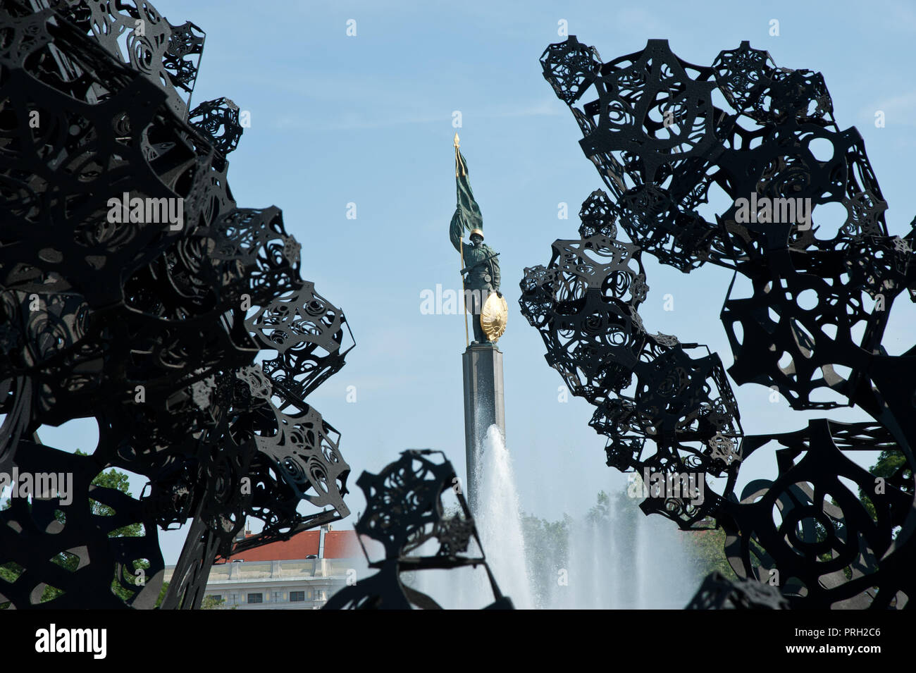 Wien, Schwarzenbergplatz mit Skulptur "Der Morgen" von Matthew Ritchie Stockfoto