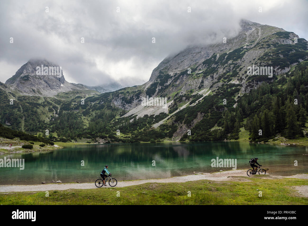 Radfahrer am Seebensee, Ehrwald, Österreich Stockfoto