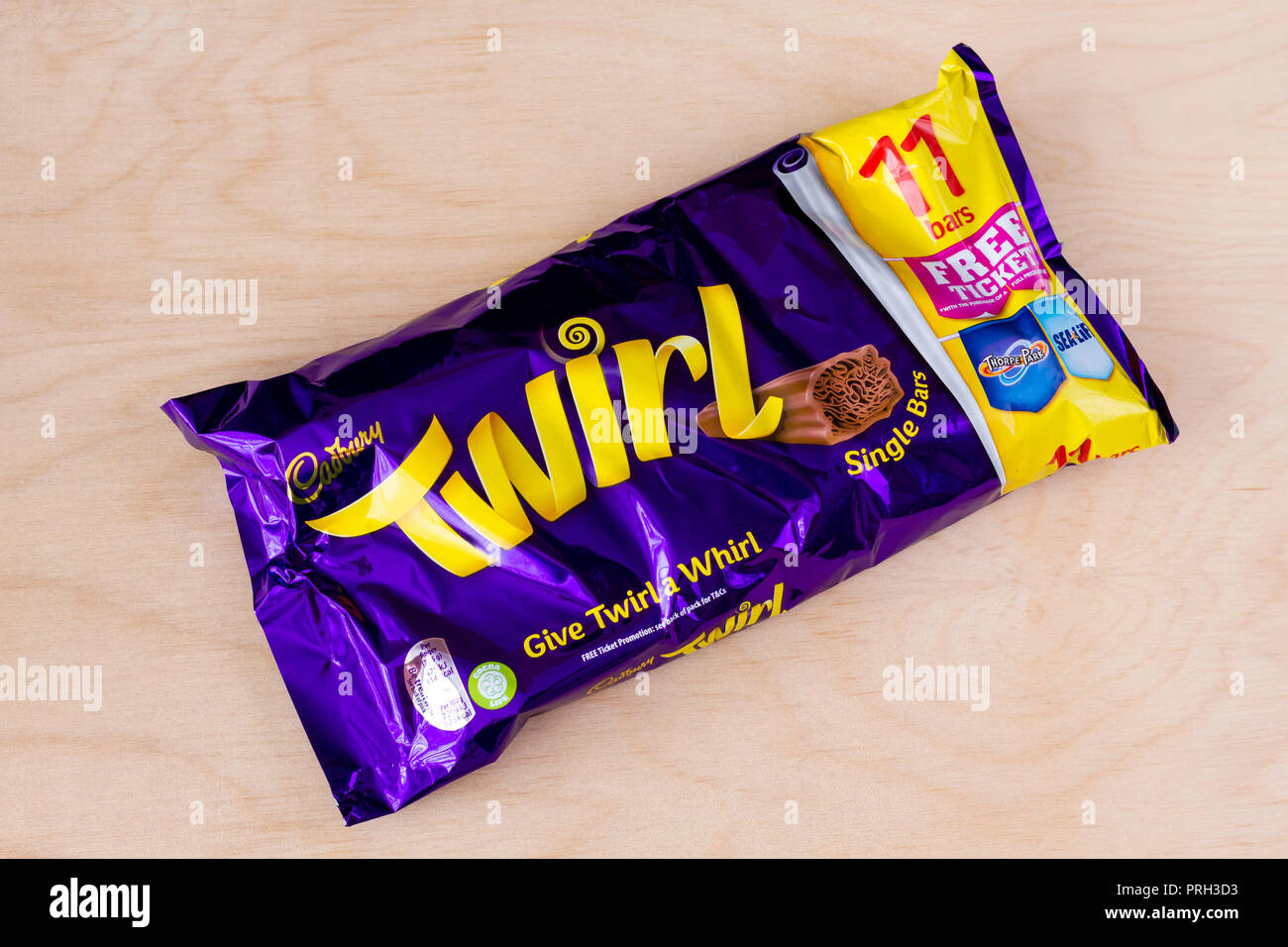 Multi-pack von Cadbury Twirl Schokoriegel, ungeöffnete Packung mit 11 Bars, Vereinigtes Königreich Stockfoto