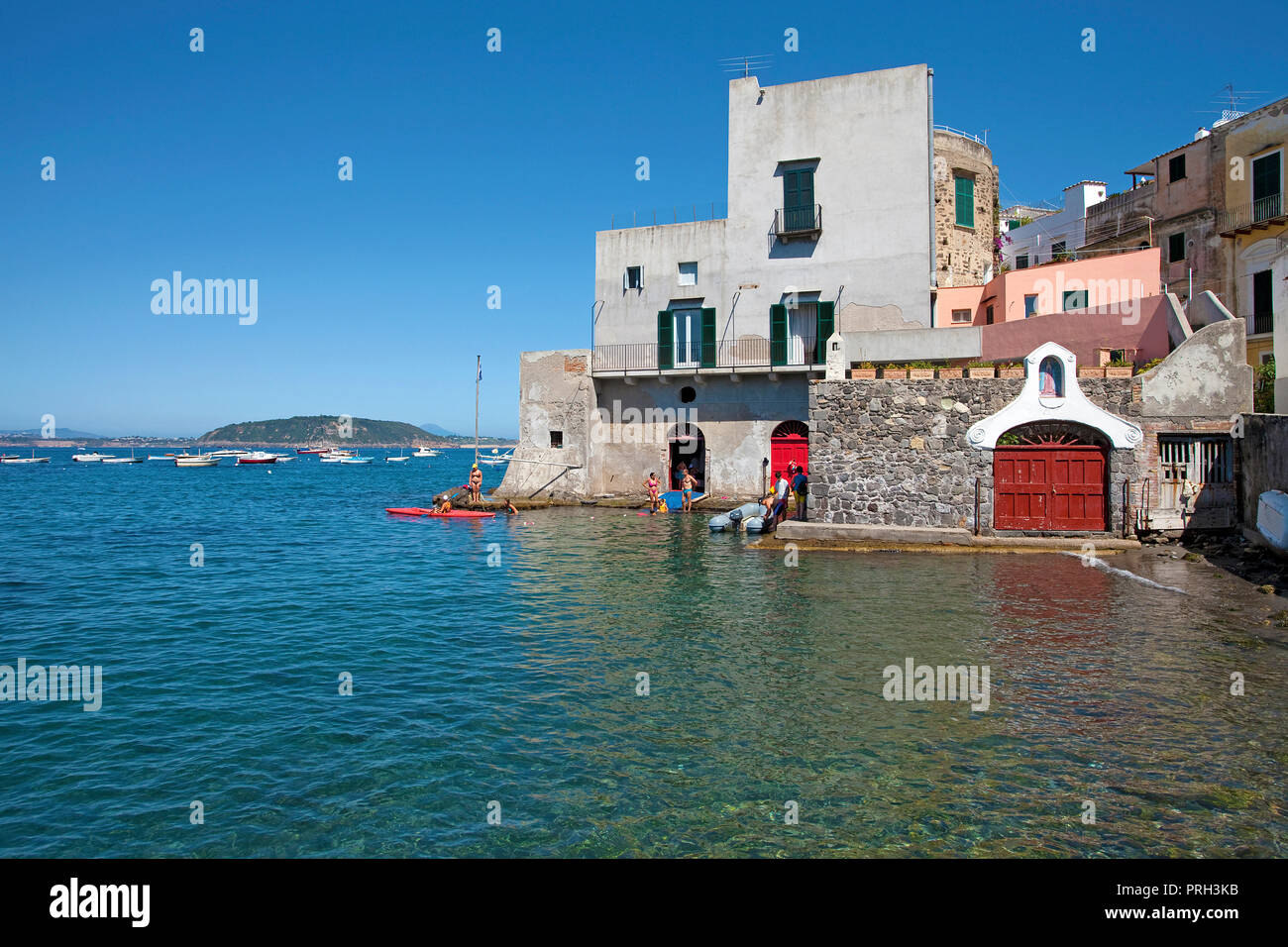 Alte Häuser im Waterfront, Altstadt von Borgo di Celsa, Ischia Ponte, Insel Ischia, Golf von Neapel, Italien Stockfoto