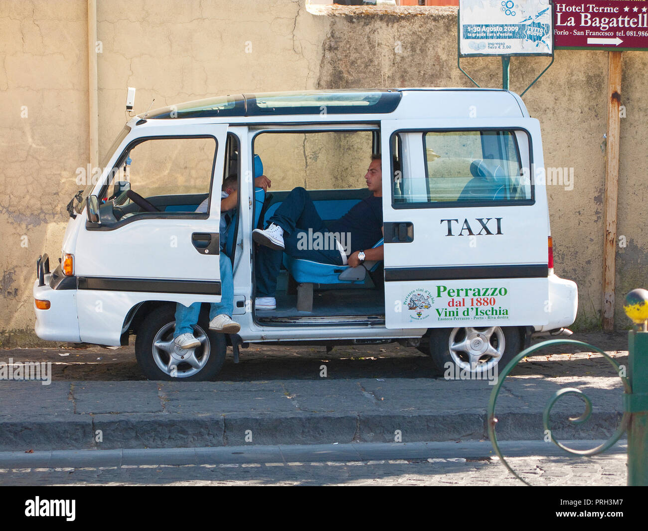Taxifahrer in einem minivan Warten auf Kunden, Ischia Ponte, Insel Ischia, Golf von Neapel, Italien Stockfoto