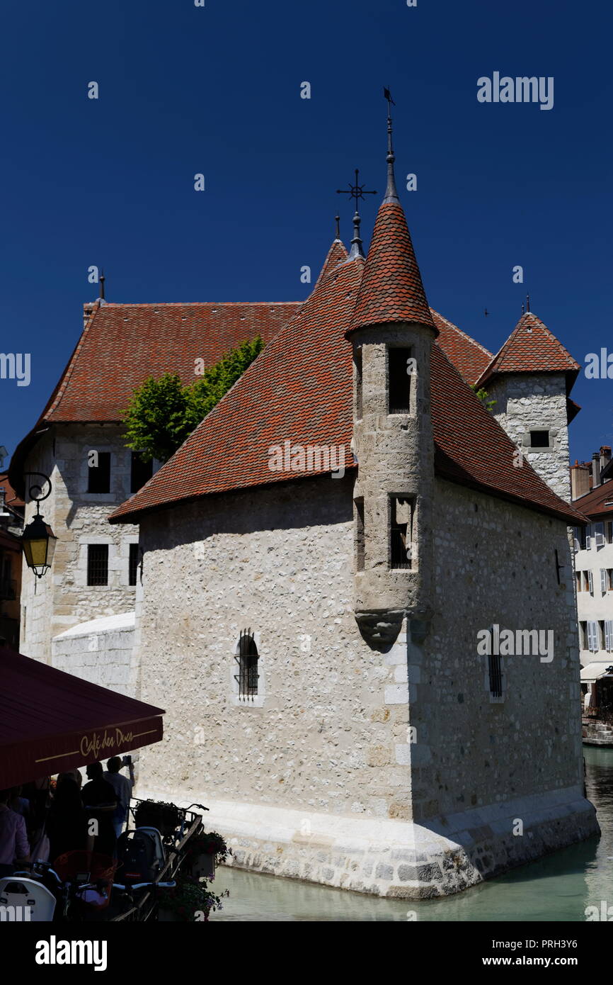 Cafe und eine Nahaufnahme des Palais de I'lle auf dem Thiou Fluss Annecy Frankreich Stockfoto