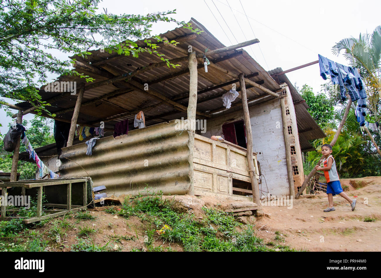 Haus aus Ziegel und Platten von Zink, sehr rudimentär, in ländlichen Gebieten die Armut verbreitet. Stockfoto