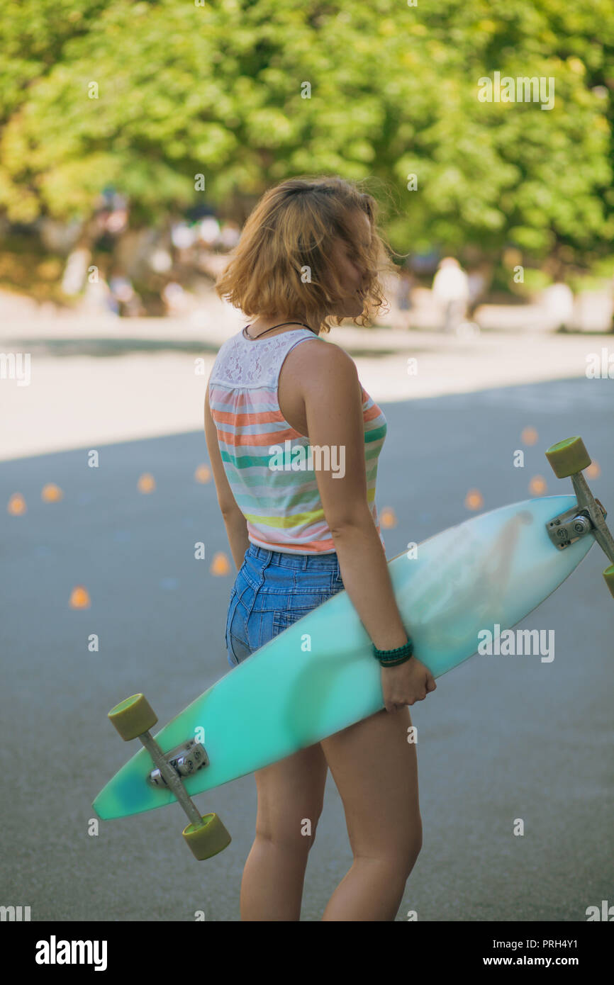 Mädchen mit einem skateboard Stockfoto