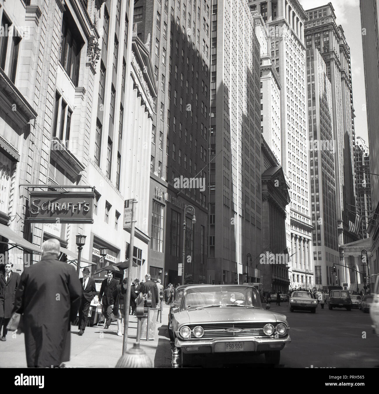 1950, historische, New York City und die Wall Street, die die hohen Bürogebäuden und Wolkenkratzer des Financial District und ein Zeichen für Schraffat's, einem berühmten Kette von Kantinen und Restaurants, NY, USA. Stockfoto