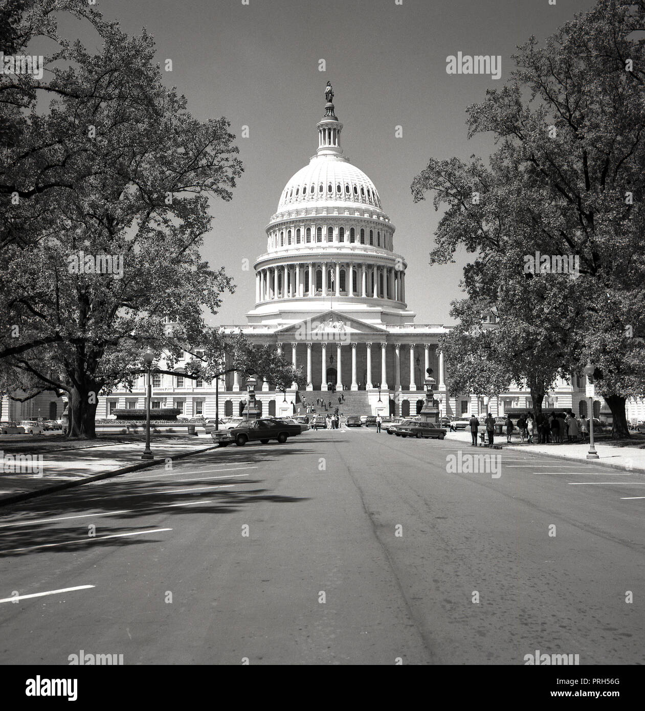 1950, historische Ansicht des United States Capitol, ein Gebäude, in dem der US-Kongress erfüllt. Das Repräsentantenhaus und den Senat treffen, und es ist das Zentrum der Legislative der US-Bundesregierung, Stockfoto