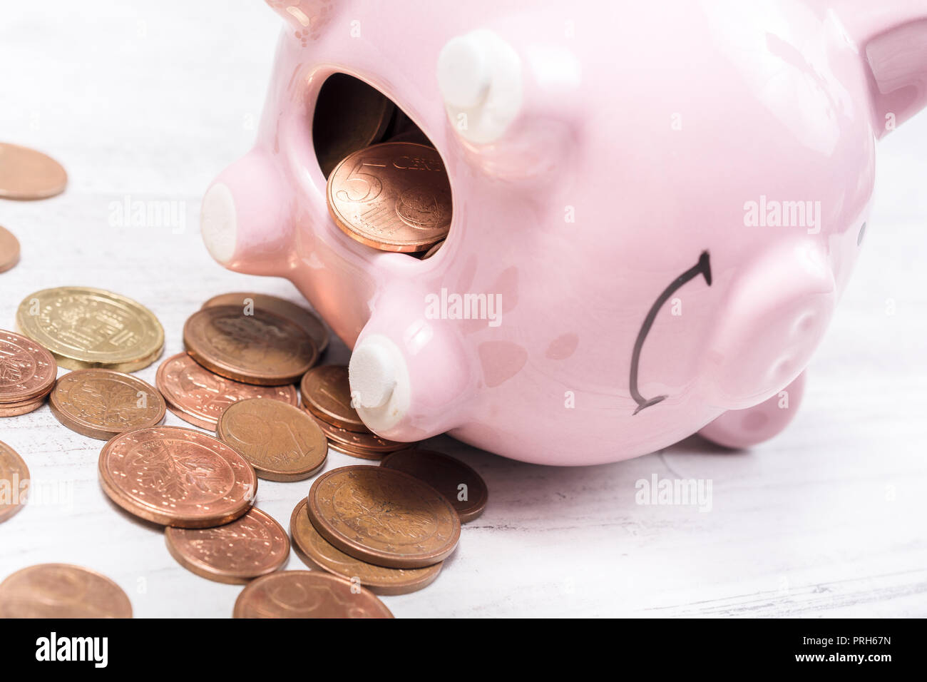 Öffnen rosa Sparschwein auf der Seite liegend - Beute Sparschwein Konzept Stockfoto