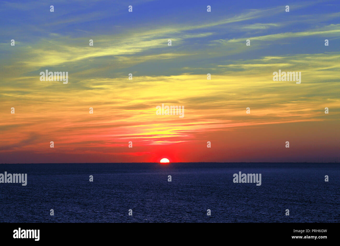 Sunset, The Wash, aus Hunstanton, Norfolk, Großbritannien, Herbstsonnenwende, Meer, Himmel, Sonnenuntergang Stockfoto