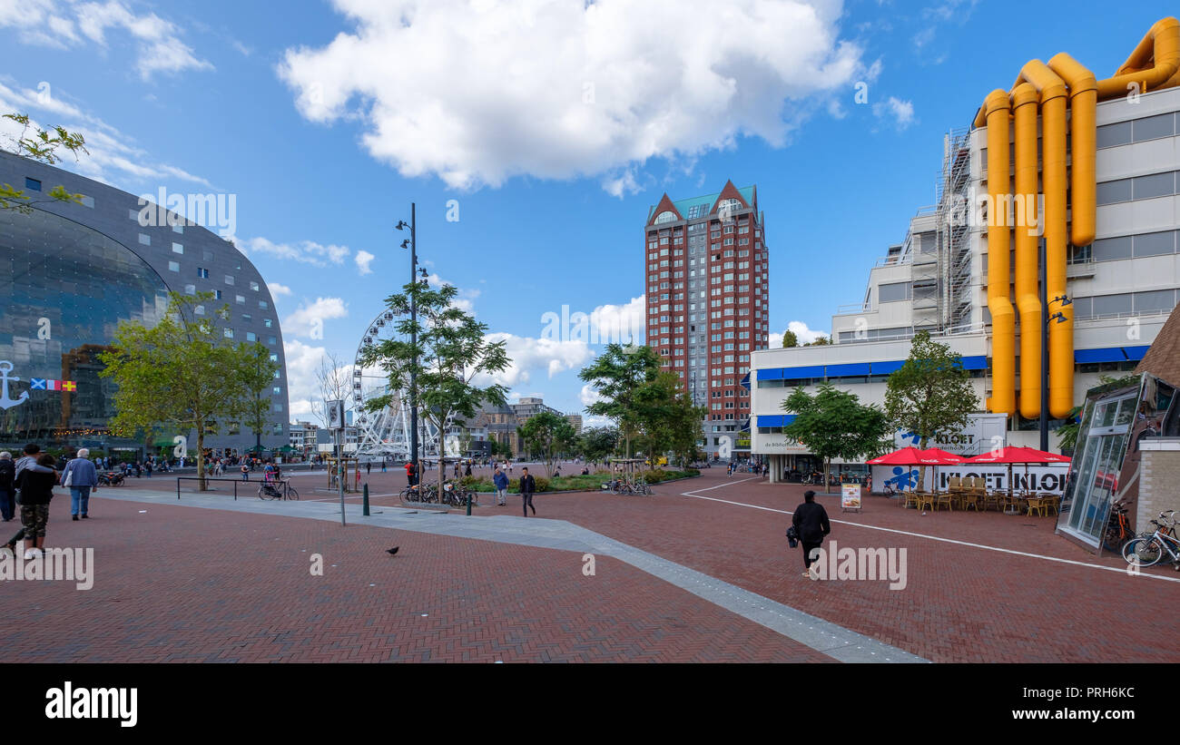 Platz vor der berühmten Markthalle und mit dem gelben Leitungen charakteristischen Bibliothek in Rotterdam, Niederlande. Stockfoto