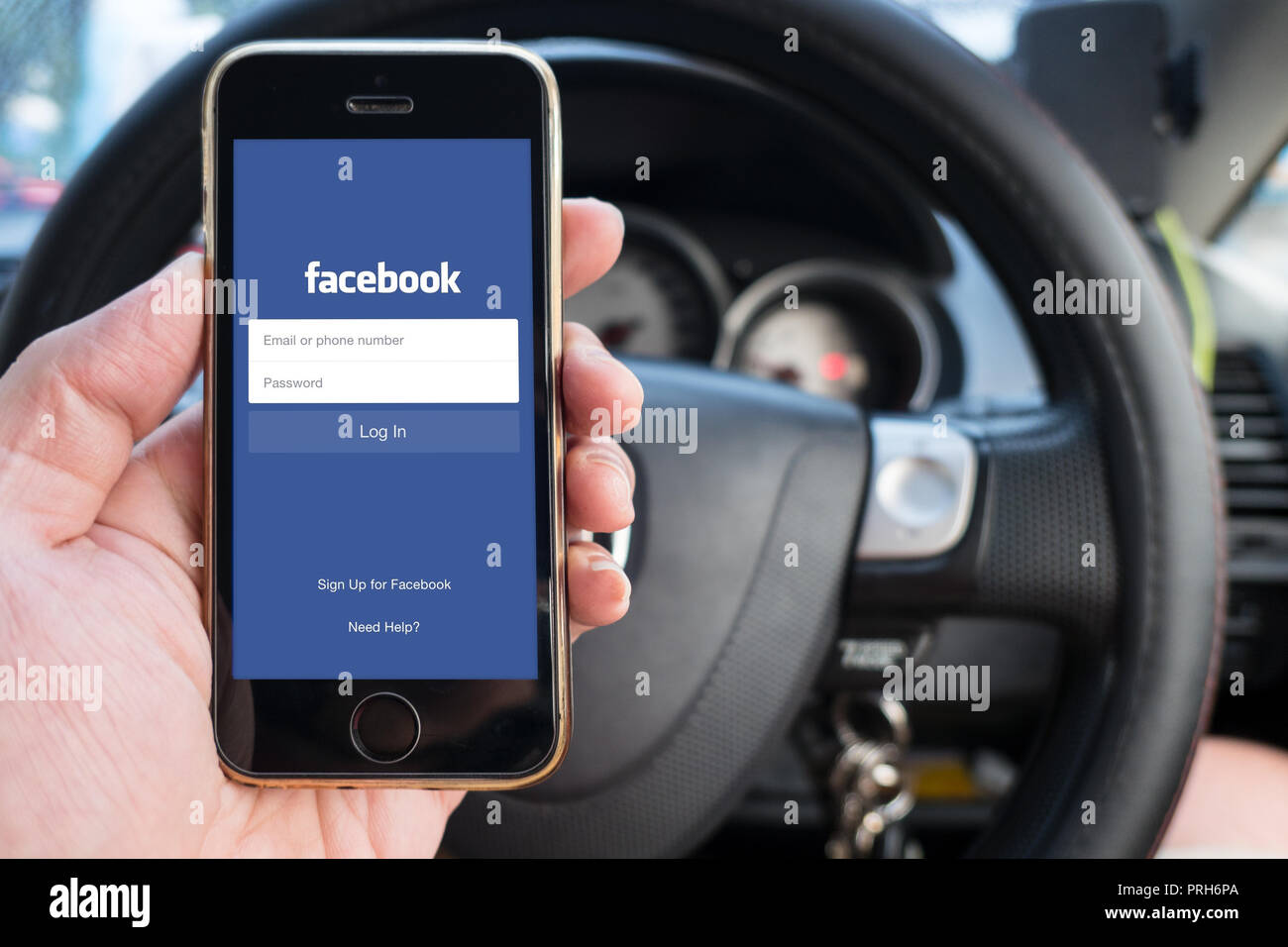 Facebook App auf dem iPhone mit der sozialen Netzwerk, wenn ein Auto auf der Straße fahren Fahren. 23. September 2018, Bangkok Thailand. Stockfoto