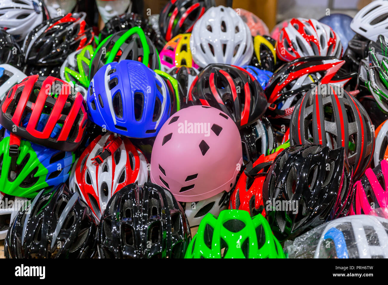 Vielen bunten Fahrradhelm für Sicherheit radfahren Radfahrer Kopfschutz Stockfoto