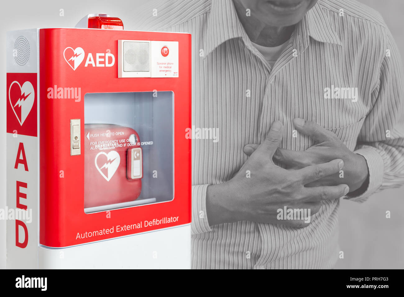 AED oder Automatisierter Externer Defibrillator Erste-Hilfe-Gerät für den Menschen helfen, Schlaganfall oder Herzinfarkt im öffentlichen Raum Stockfoto