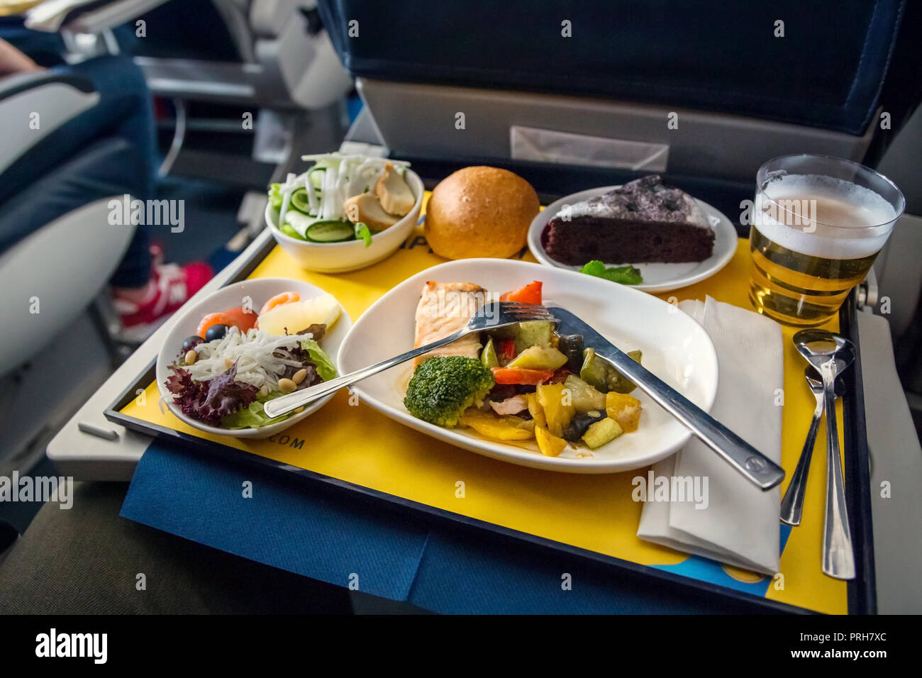 Essen an Bord der Business Class Flugzeug Stockfoto