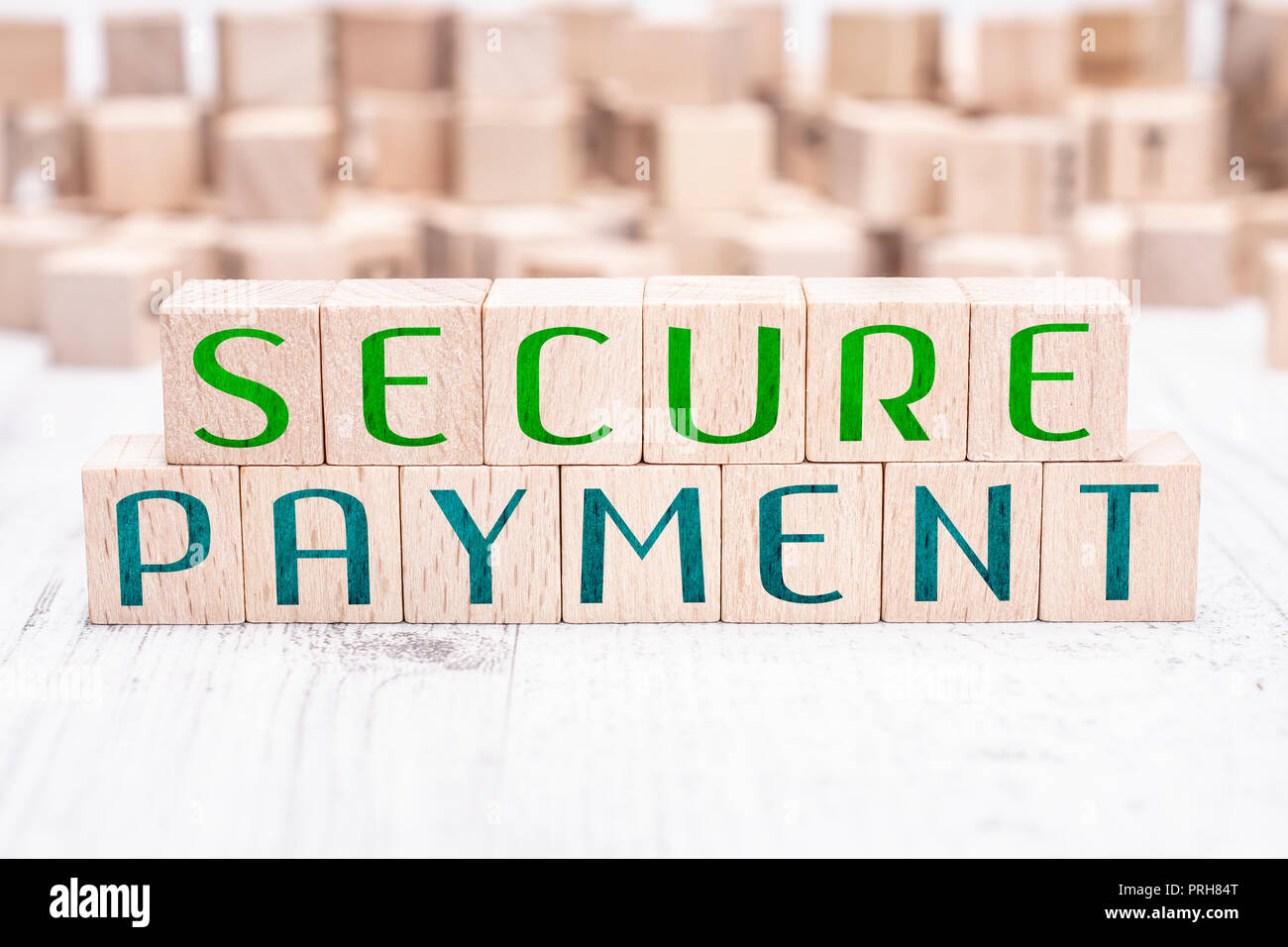 Die Worte, die Sichere Zahlung durch Holzblöcke auf einem weißen Tisch Stockfoto