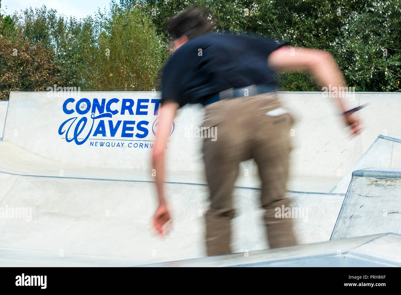Skateboarding Aktivität an konkreten Wellen in Newquay in Cornwall. Stockfoto
