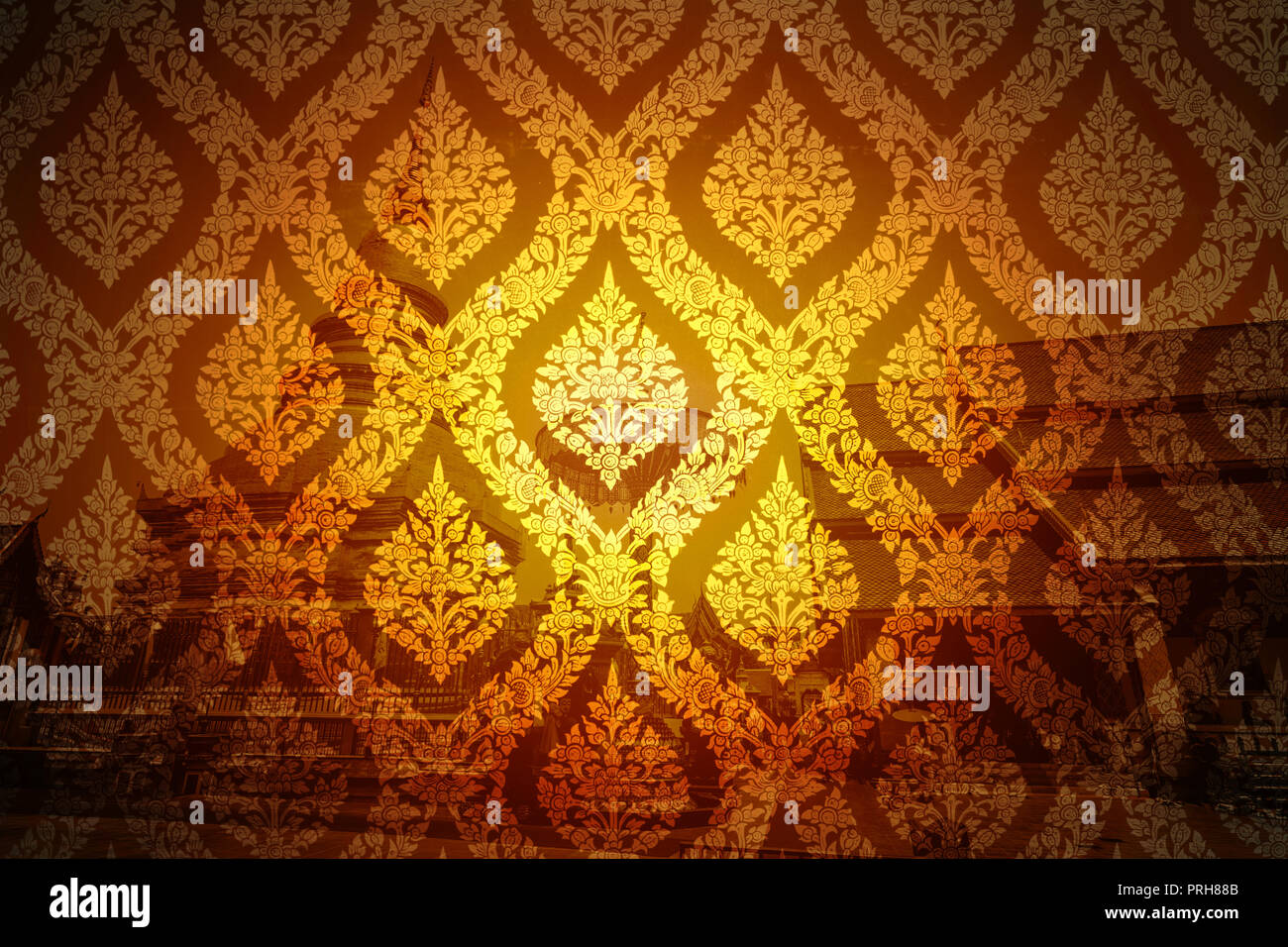 Im thailändischen Stil schöne traditionelle Muster überlagern mit Tempel religiöse goldenen Hintergrund Stockfoto