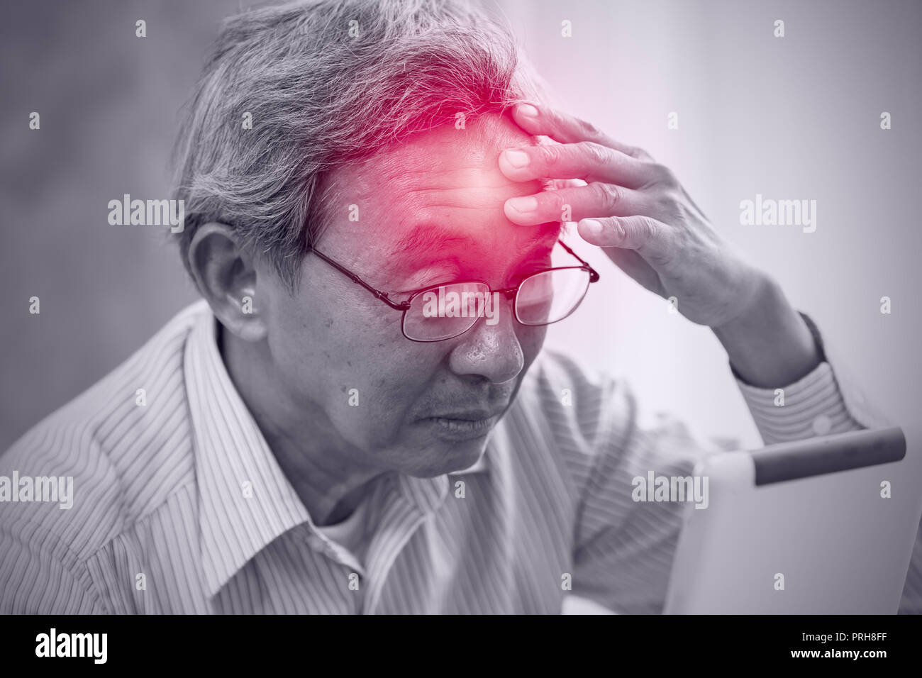 Elder asiatischen Schmerz von Kopfschmerzen Stress aus mit Tablet-PC auf dem Bildschirm zu lang Stockfoto