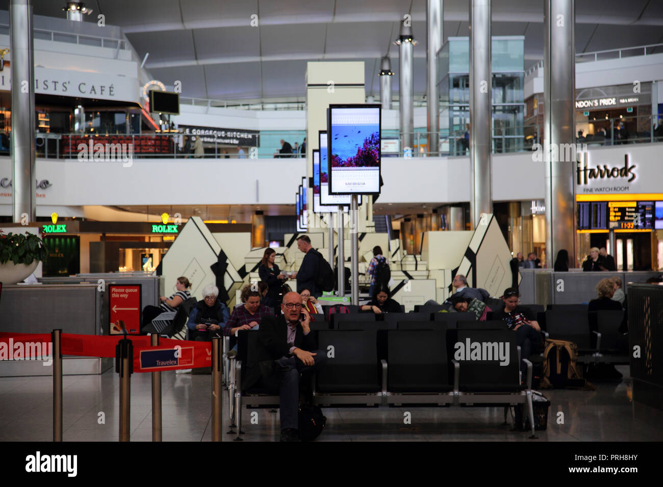 England Heathrow Airport Terminal 2 Passagiere warten in der Abflughalle Stockfoto