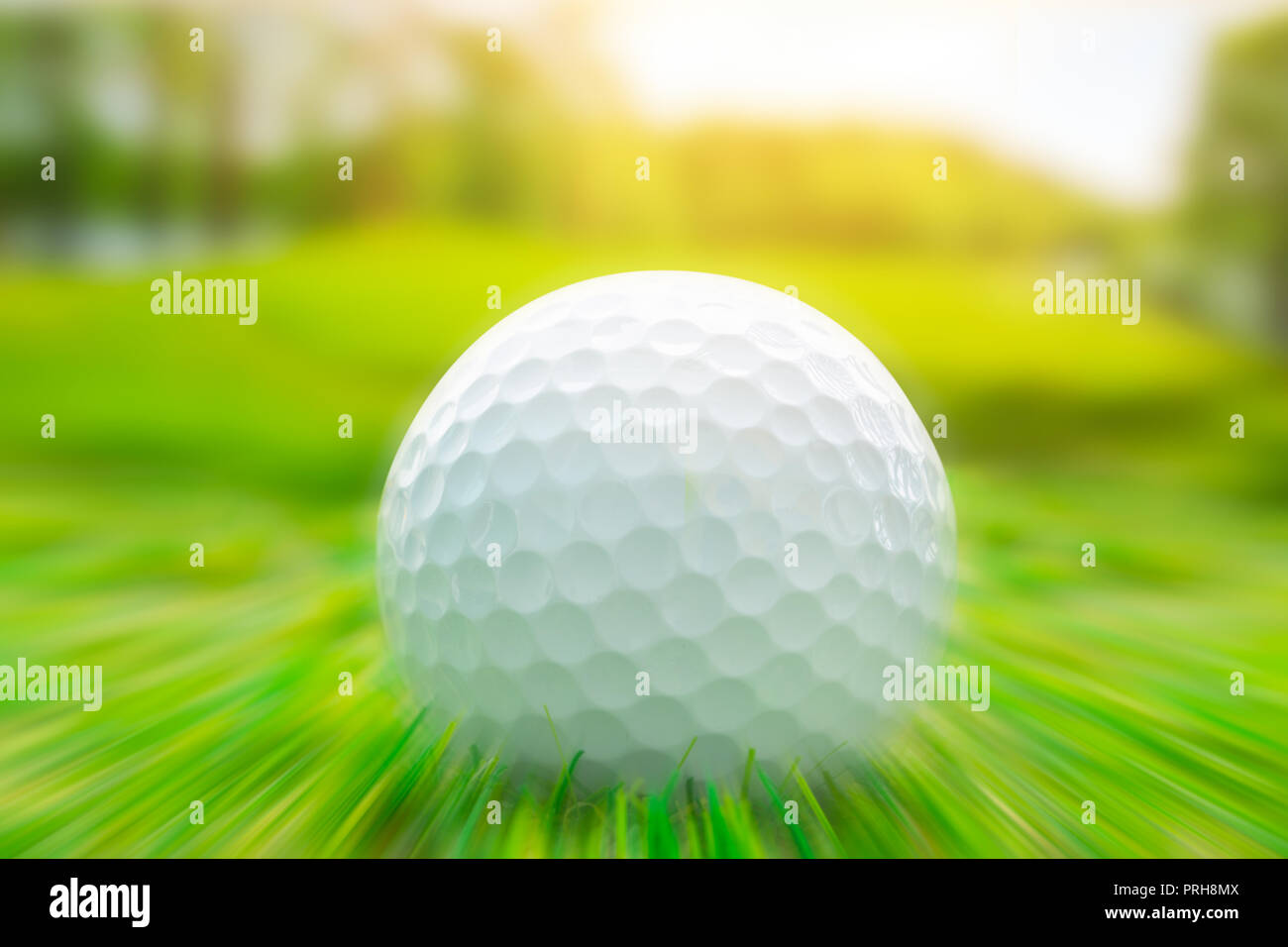 Blur zoom Effekt am Golf ball Auswirkungen auf Unternehmen konzentrieren, bereit zum Start zum Ziel, das Konzept zu schlagen Stockfoto