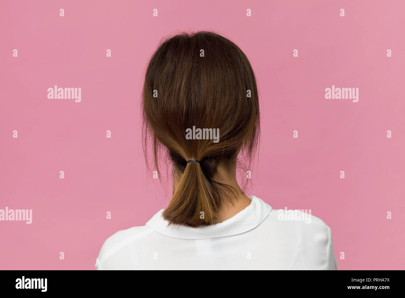 Zurück Blick auf die junge Frau mit braunen Haaren. Sie wartet von jemand Stockfoto