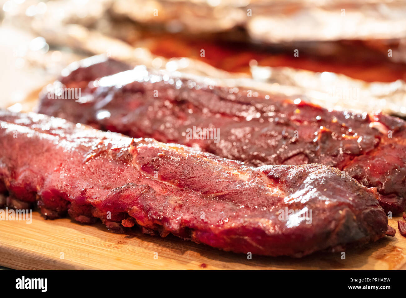 Zwei Platten aus langsam gekocht Grill Rippchen mit süßen bbq Sauce auf einem Schneidebrett Stockfoto