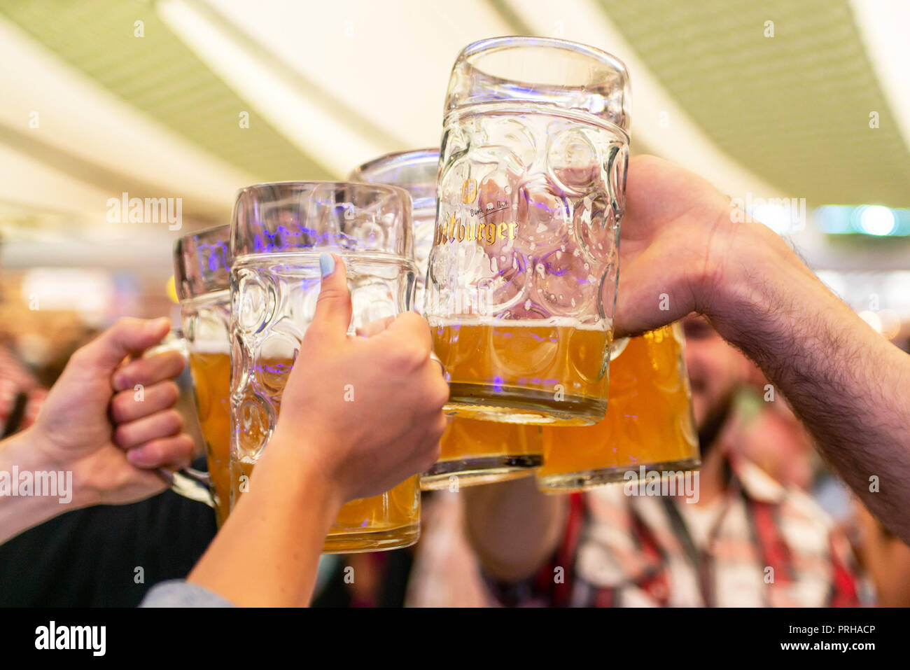 Koblenz Deutschland 26.09.2013 eine Gruppe von jungen Menschen Freunde Toasten mit Brille von Bitburger Bier. Stockfoto