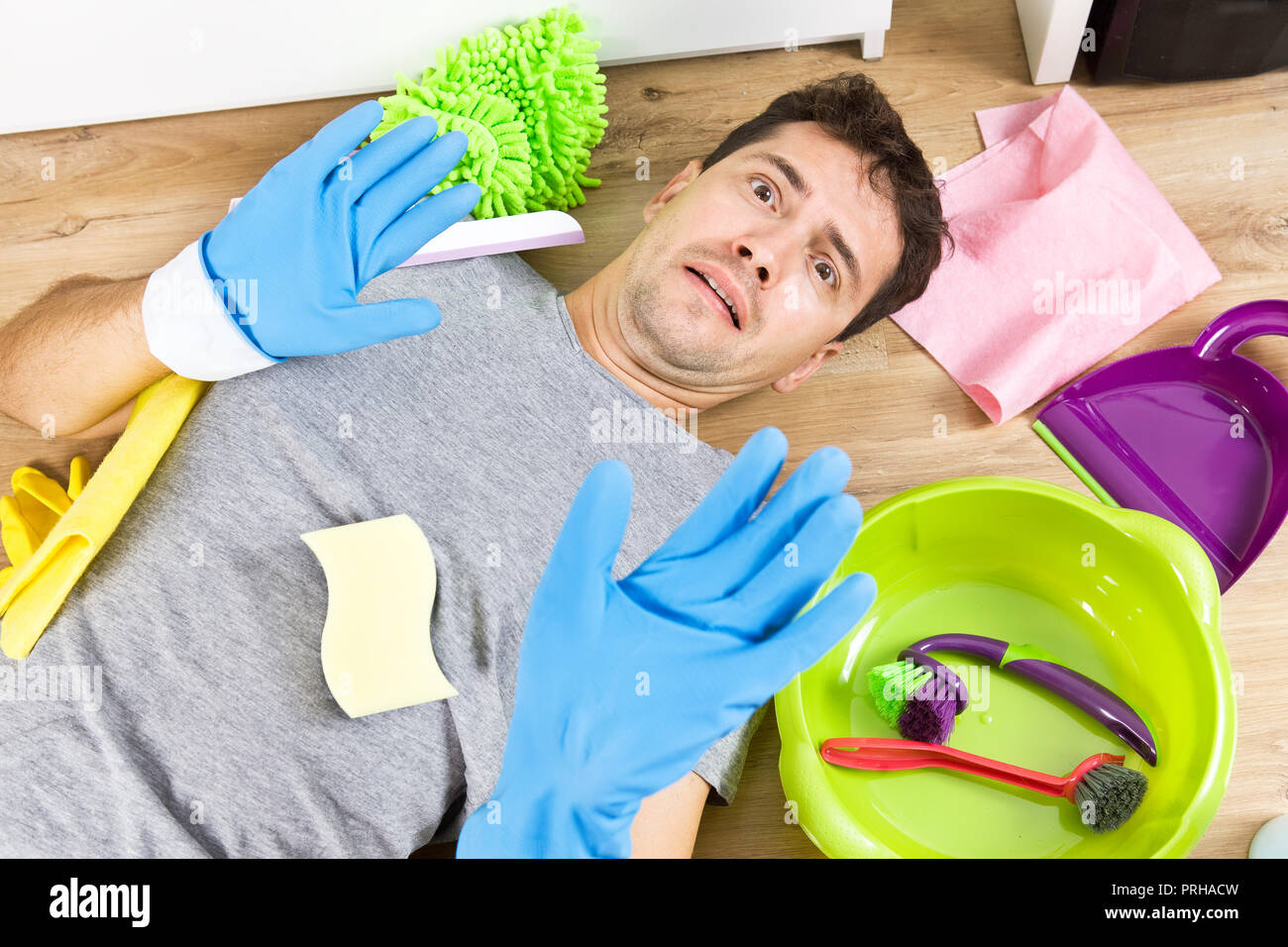 Junge Männer während der Reinigung betont. Er hat genug der allgemeinen Ordnung und Sauberkeit Stockfoto