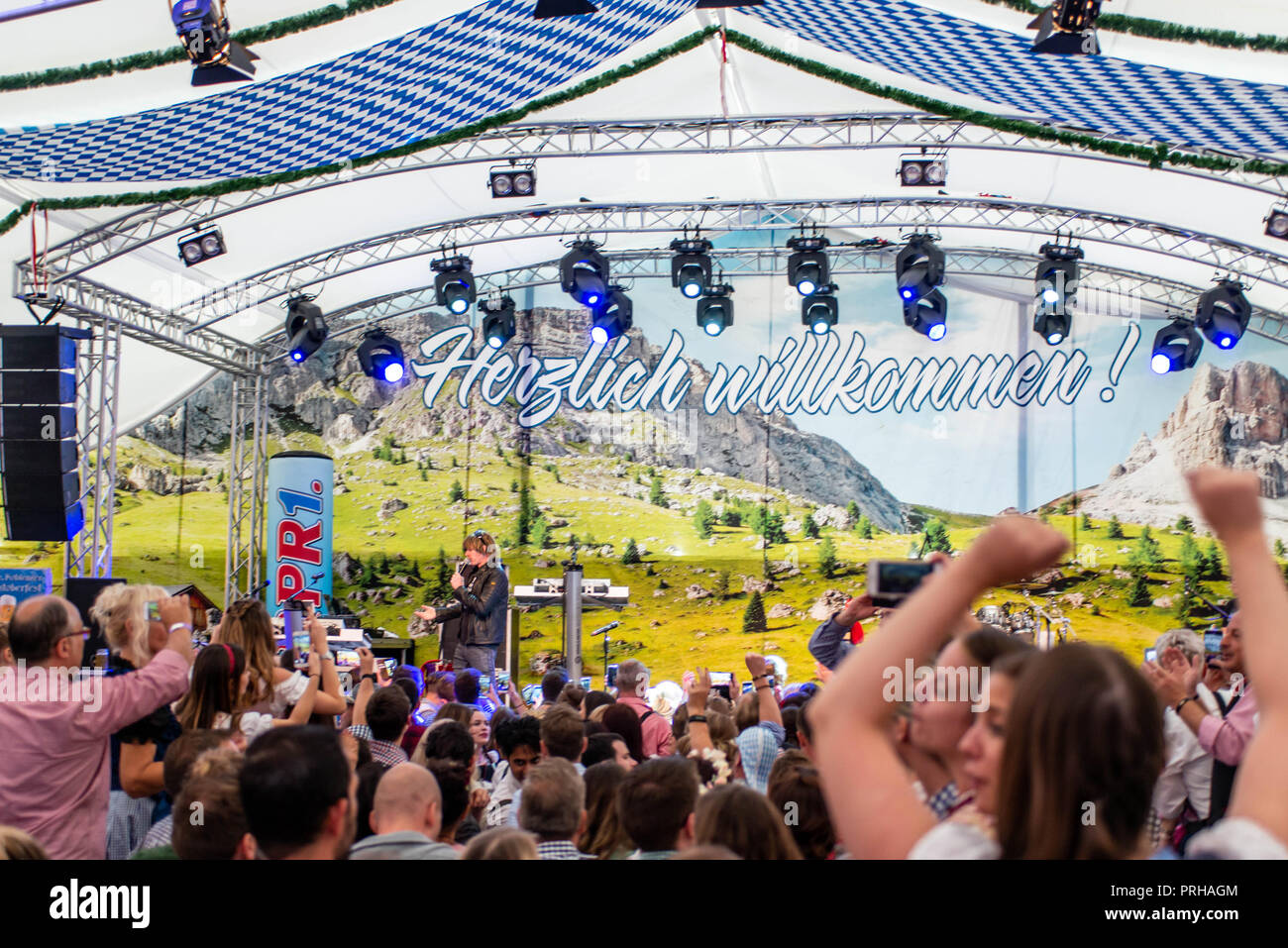 Koblenz, Deutschland 26.09.2018 große Menge jubelt auf deutsche Band Sänger mickie krause während der größten jährlichen Oktoberfest Party mit traditionellen Bier, Stockfoto