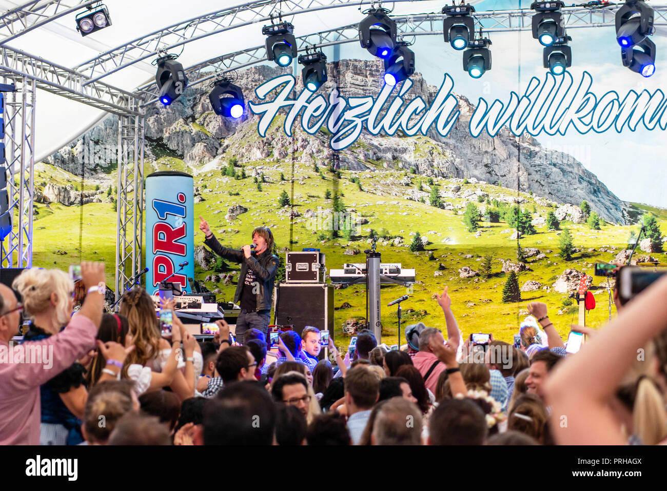 Koblenz, Deutschland 26.09.2018 große Menge jubelt auf deutsche Band Sänger mickie krause während der größten jährlichen Oktoberfest Party mit traditionellen Bier, Stockfoto