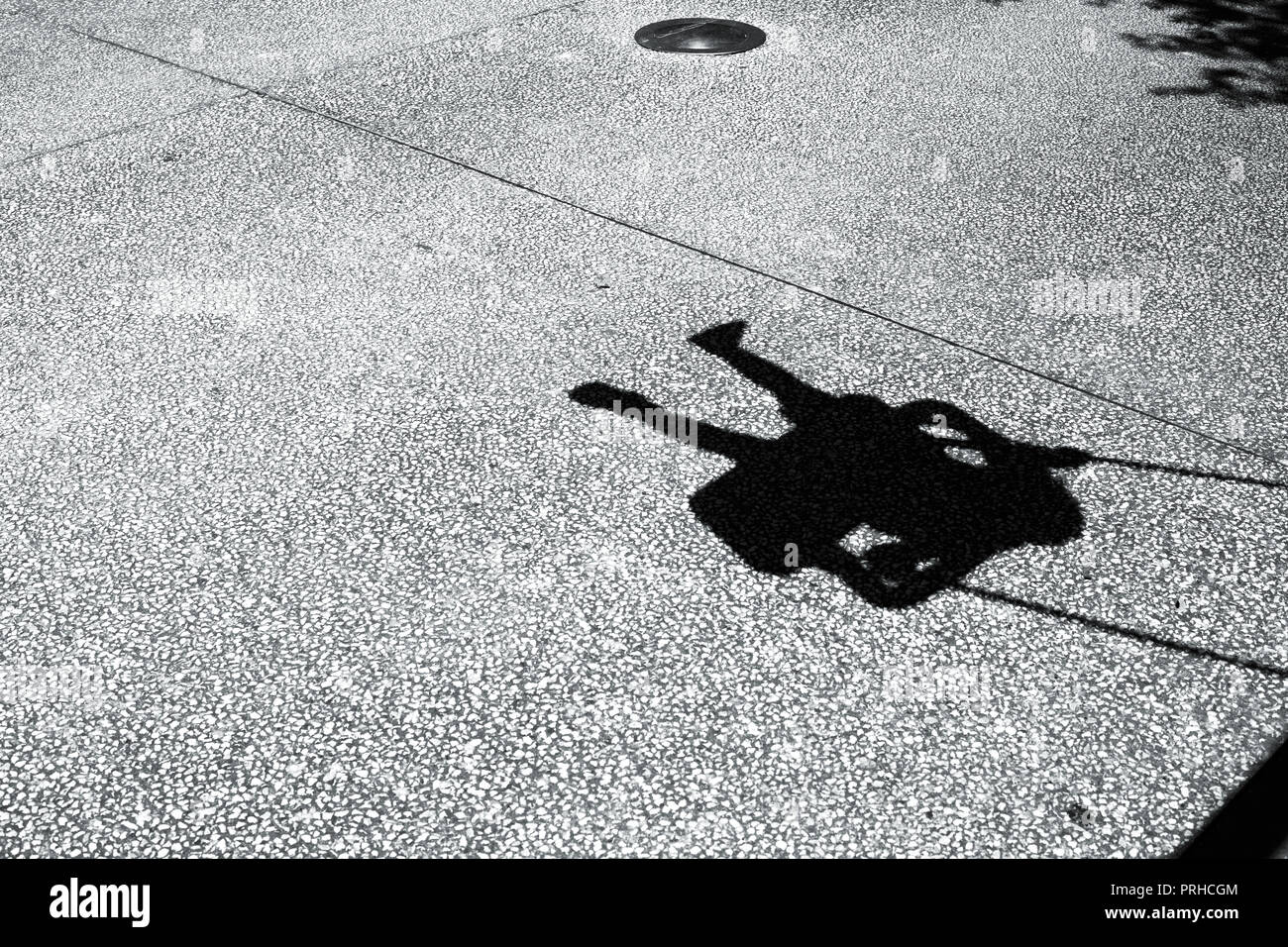 Ein Schatten, den ein Kind auf einer Schaukel Stockfotografie - Alamy
