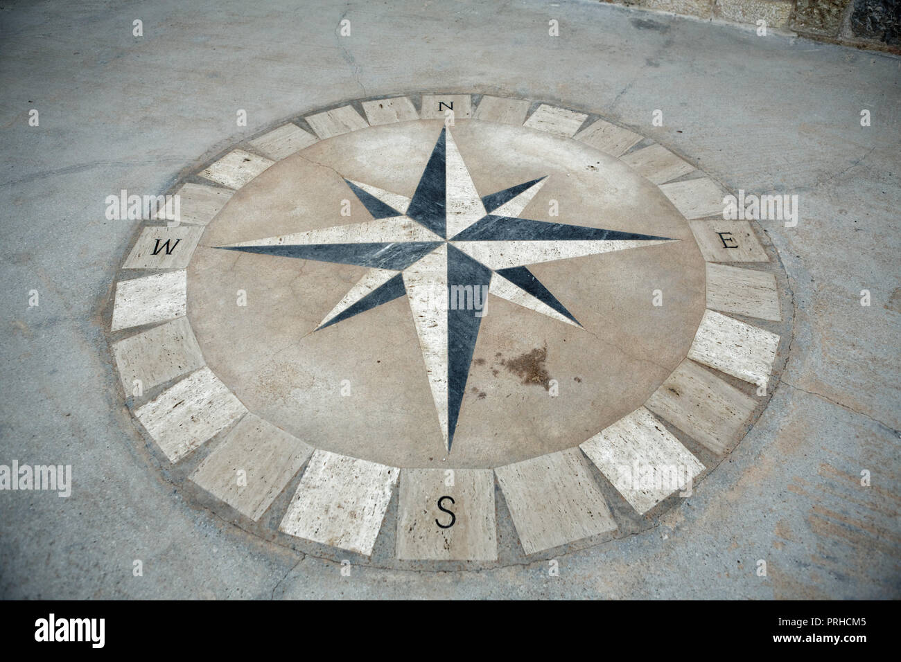 Eine Kompassrose auf dem Bürgersteig. Stockfoto