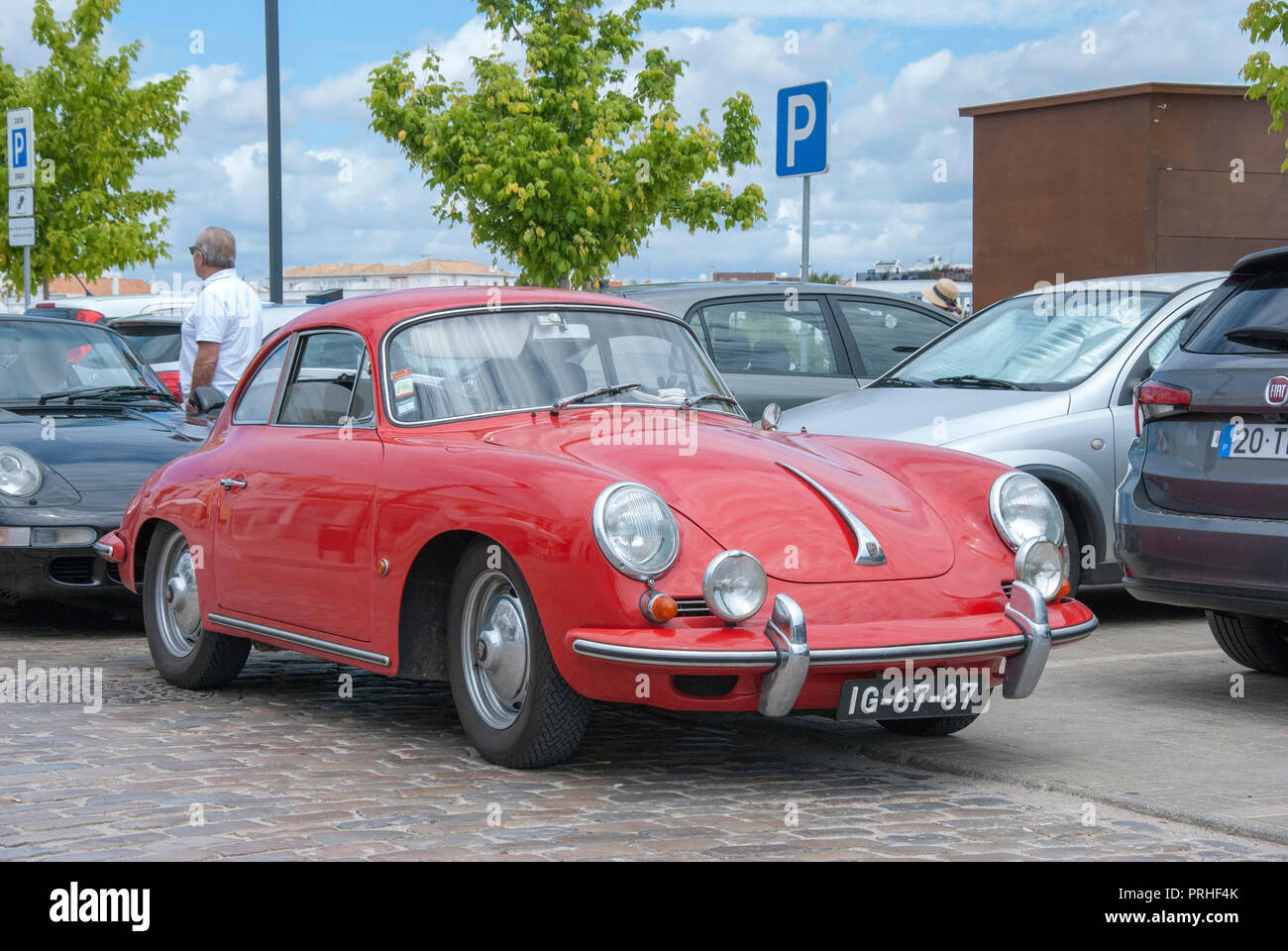 Helles Rot 60er Porsche 356 B Super 90 Vintage Sportwagen vorne rechts Beifahrerseite Blick auf hellen roten Porsche 1962 1963 356 B super 90 deutsche e Stockfoto