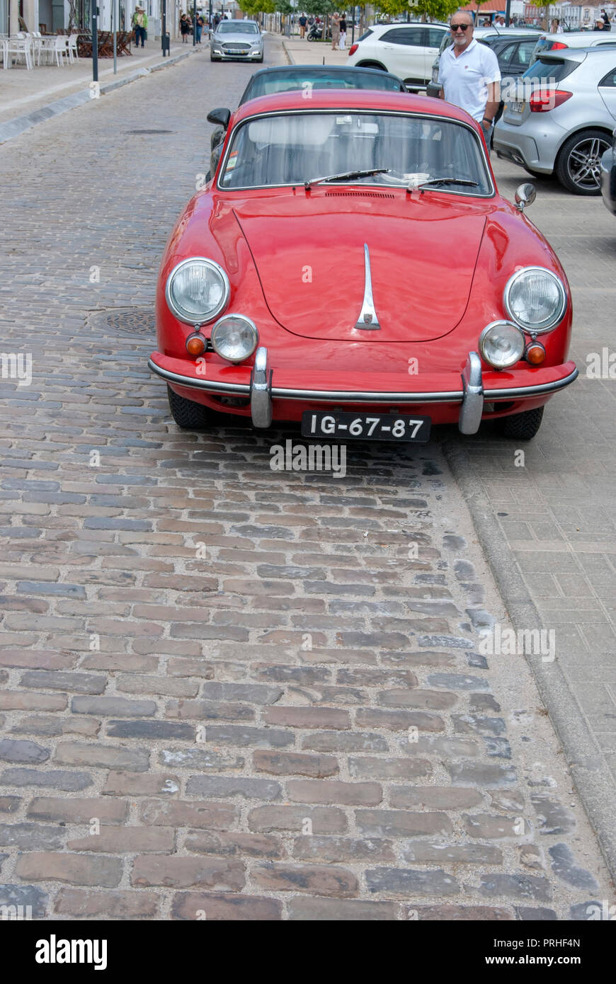 Helles Rot 60er Porsche 356 B Super 90 Vintage Sportwagen Vorderansicht des hellen roten Porsche 1962 1963 356 B super 90 deutsche hinten zwei viertürige Coupé quattro Stockfoto