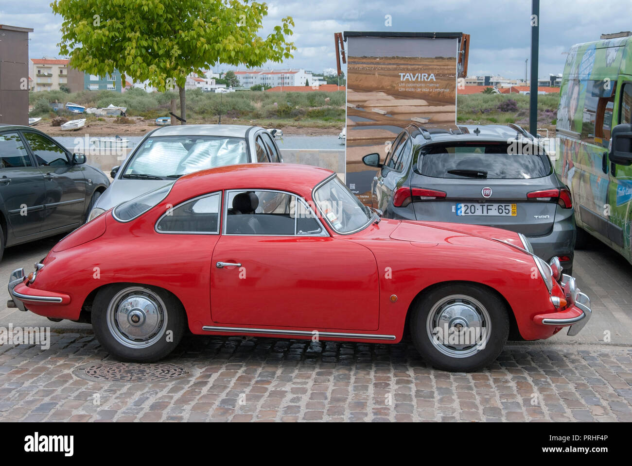 Helles Rot 60er Porsche 356 B Super 90 Vintage Sportwagen rechts Beifahrerseite Blick auf hellen roten Porsche 1962 1963 356 B super 90 deutsche hintere Heckmotor Stockfoto