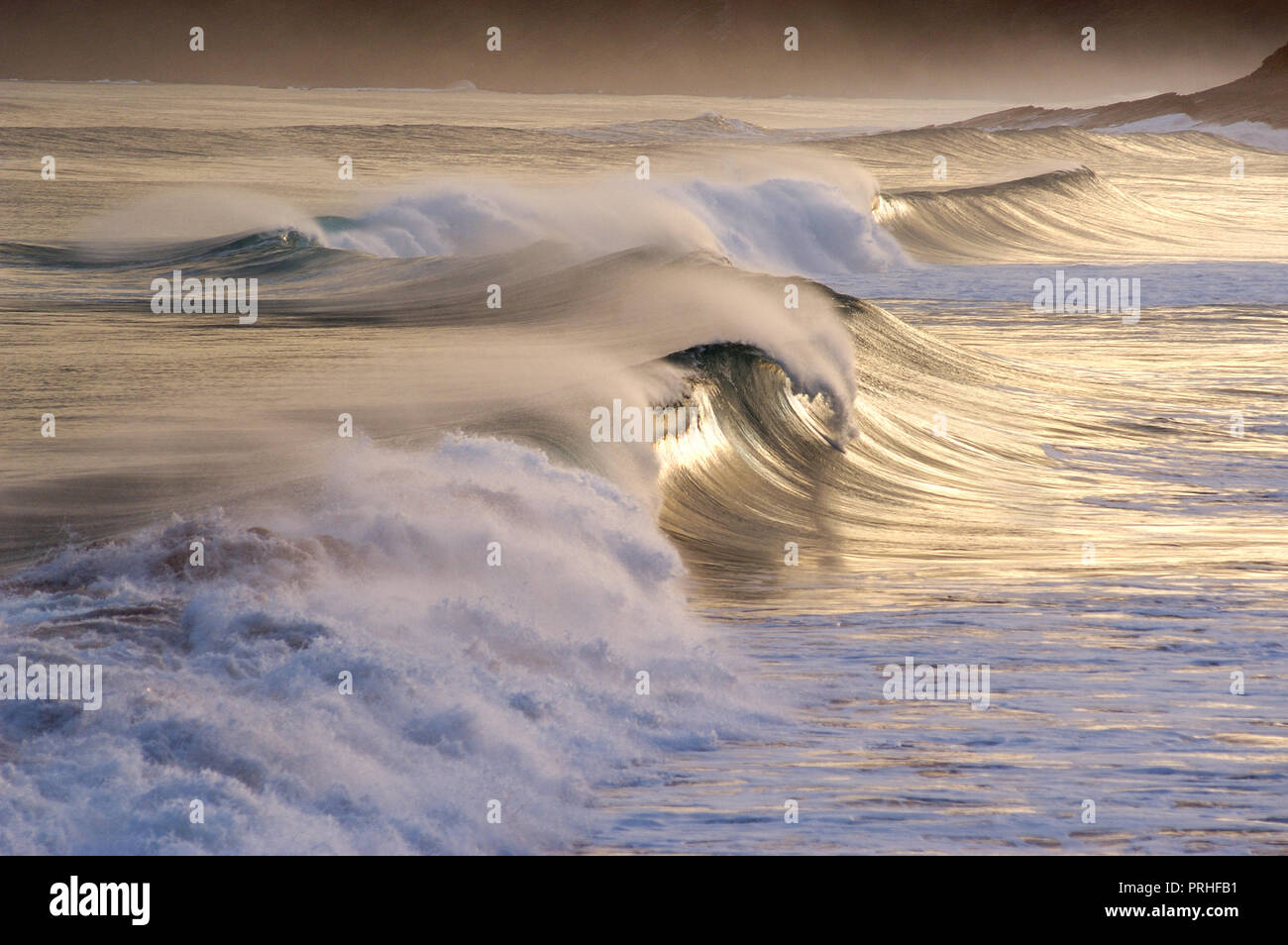 Wellen in Ufer rollen in den späten Abend. Stockfoto