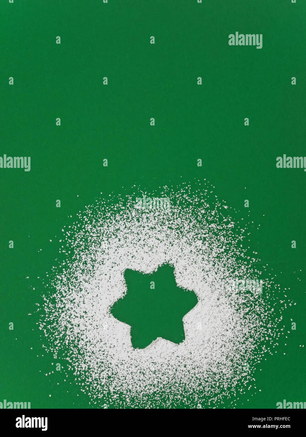 Star aus Zucker Pulver auf grünem Hintergrund Stockfoto