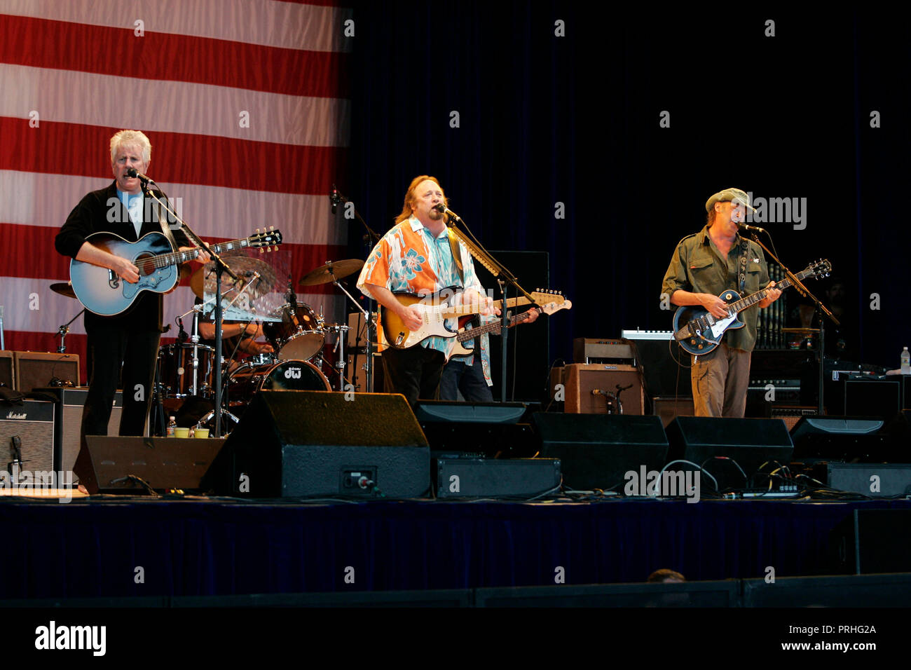 Graham Nash (L), Stephen Stills (C) und Neil Young mit Crosby, Stills, Nash und Young bei der Beratung im Amphitheater von West Palm Beach, Florida am 8. August 2006. Stockfoto