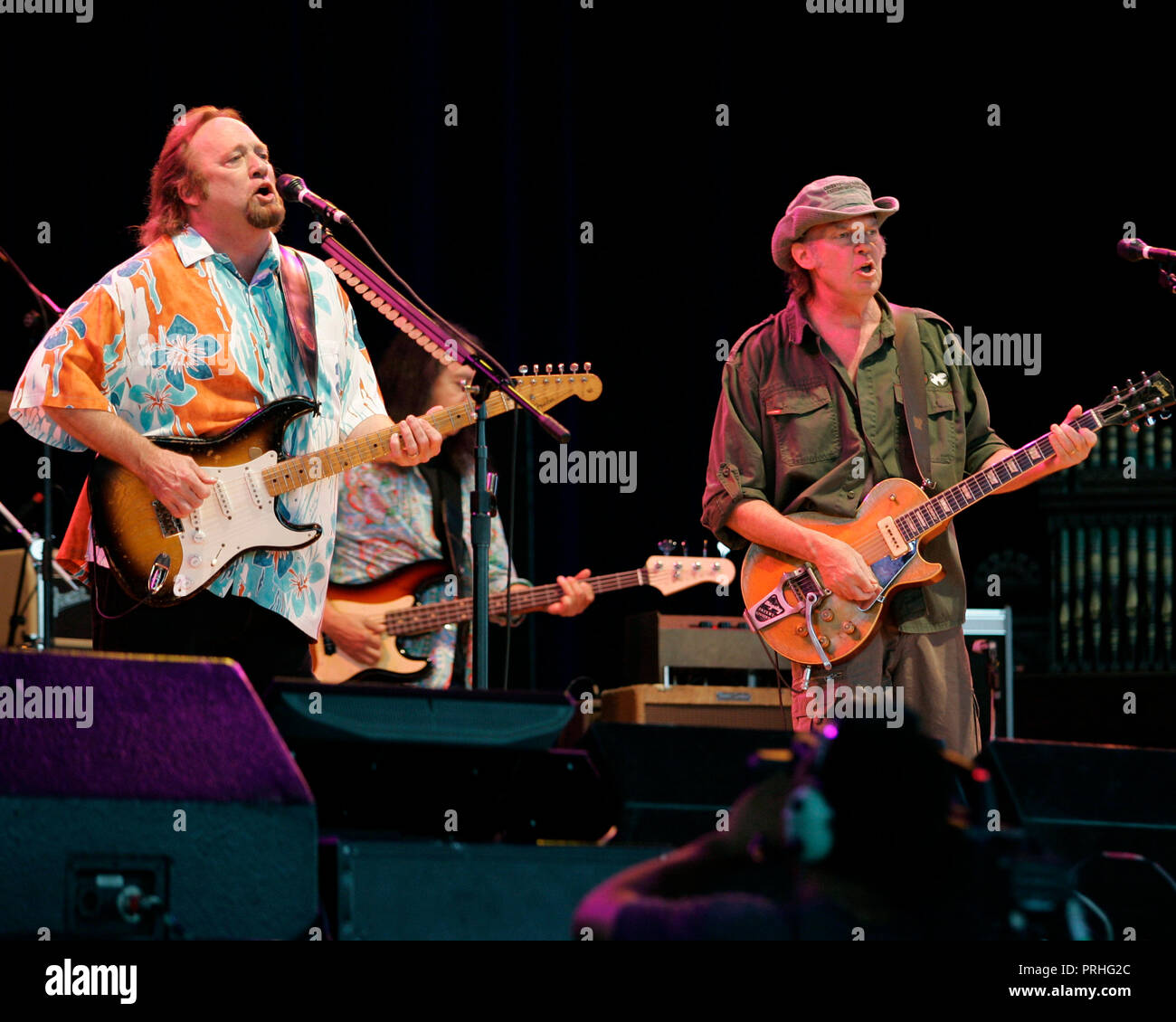 Stephen Stills (L) und Neil Young mit Crosby, Stills, Nash und Young bei der Beratung im Amphitheater von West Palm Beach, Florida am 8. August 2006 Stockfoto