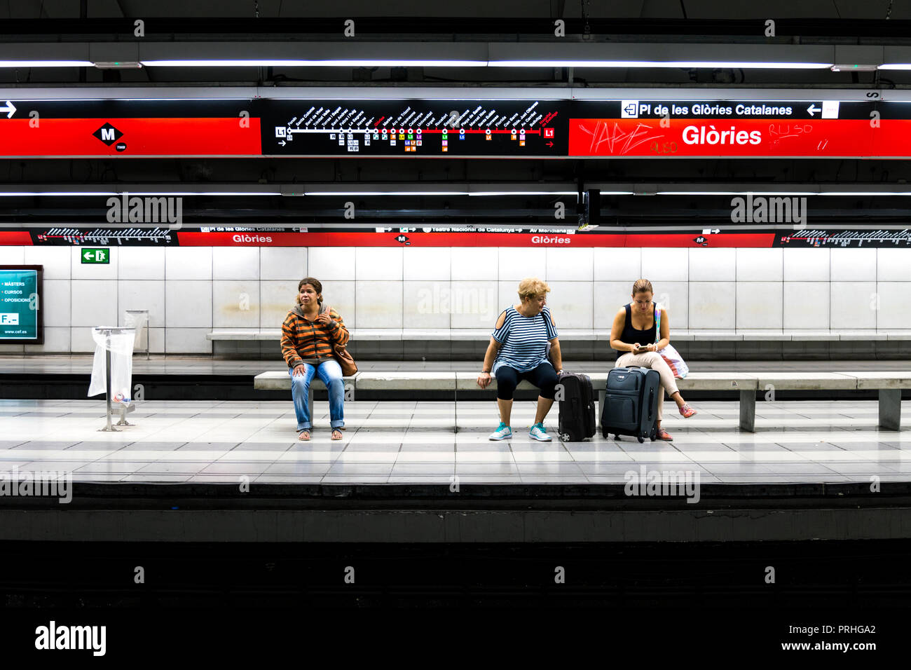 Die Menschen auf dem Bahnsteig der U-Bahn-Station Glories in Barcelona, Katalonien, Spanien sitzen Stockfoto