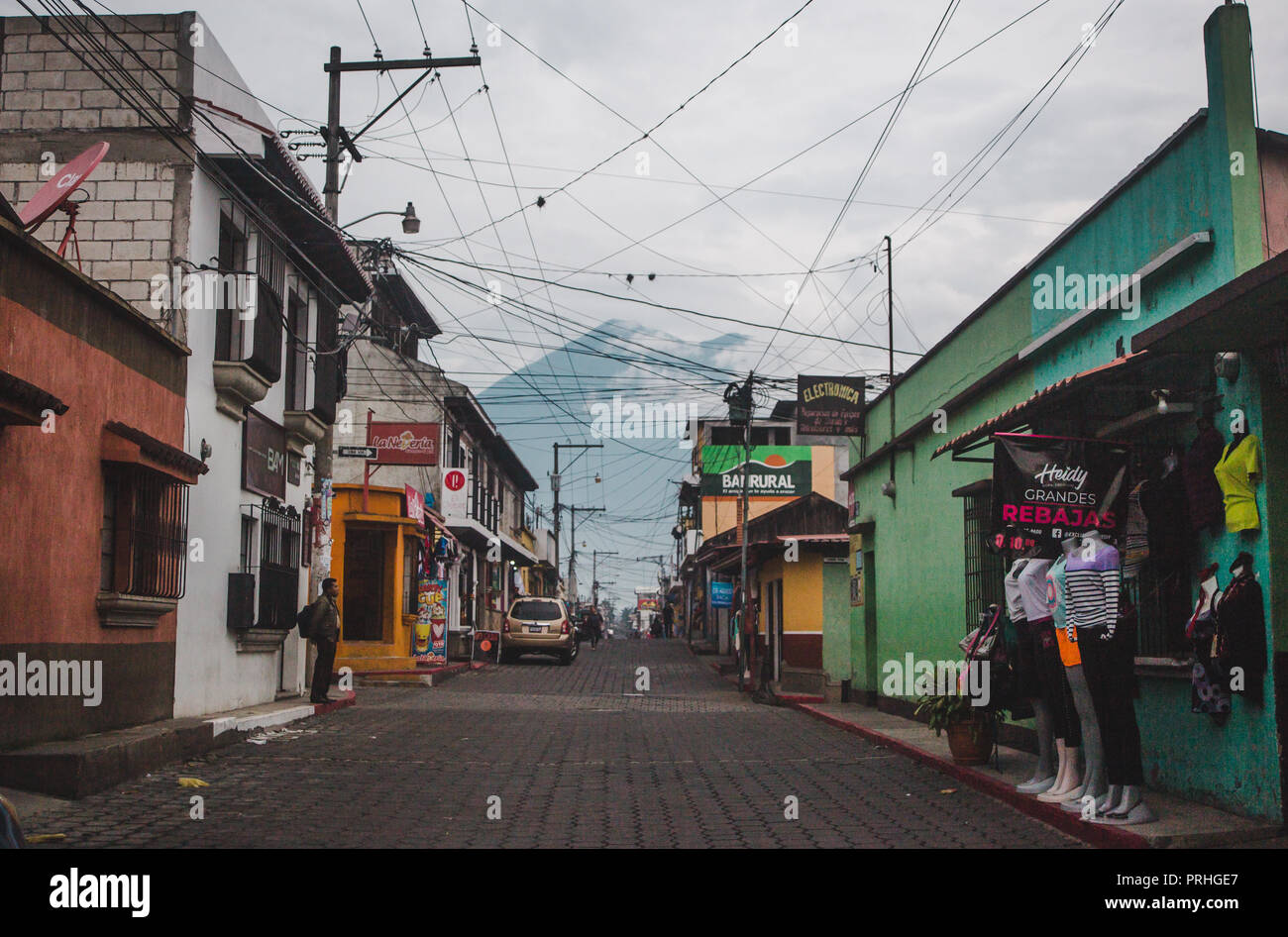 Typische Straßenszene mit Blick auf einen Vulkan in der kleinen Stadt Ciudad Vieja, außerhalb Antigua Guatemala. Stockfoto