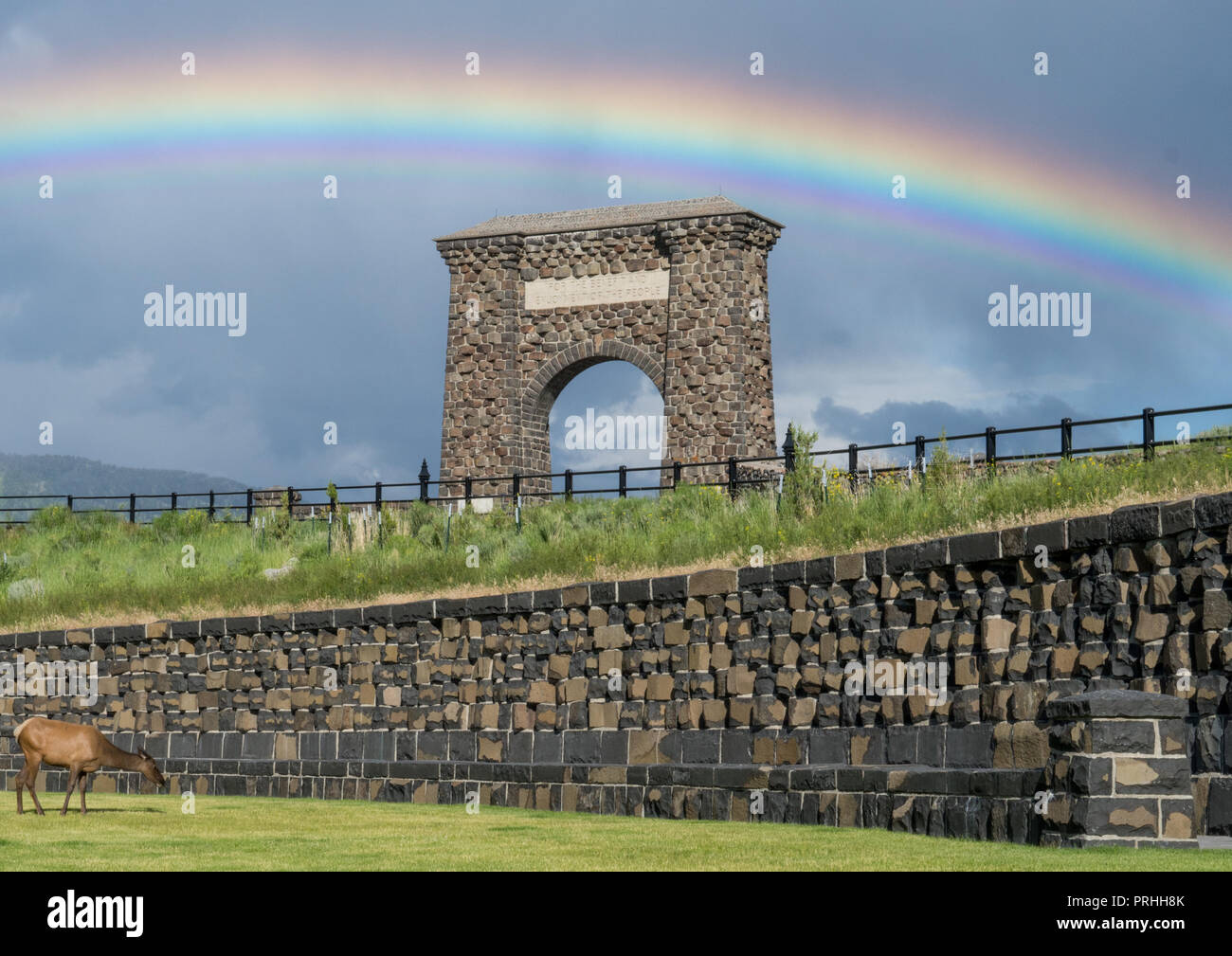 Regenbogen über dem Roosevelt Arch im Eingang Nord zum Yellowstone National Park. Stockfoto